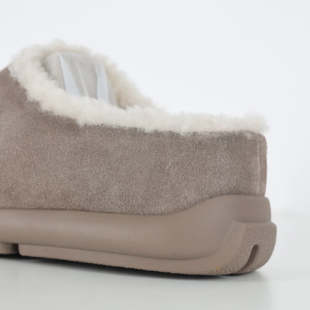Pick up locally💰560 Core recommendation Good price Independently developed original outsole and cashmere insole to keep you warm in winter and suitable for home use. In the new year, uug launched a style series, which is partially geared towards the preferences of young consumers and has also moved to the forefront of fashion trends. Shoe body material Water-repellent coated suede upper 17 mm UGGPURE™ implanted wool insole Lightweight non-slip comfortable rubber outsole With brand LOGO trademark Comes with a full set of packaging Size: 35 36 37 38 39 40 41 42 43 44